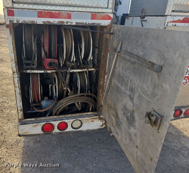 image for item ER5022 1991 International 9400 fuel / lube truck