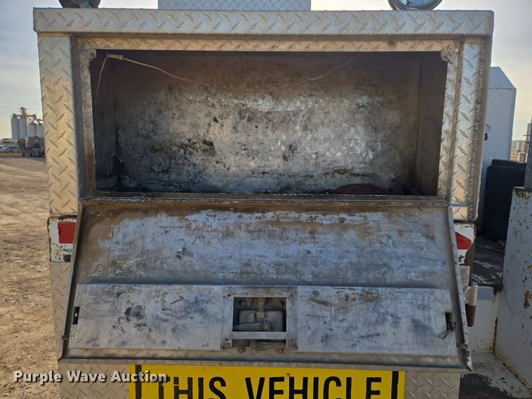 image for item ER5022 1991 International 9400 fuel / lube truck