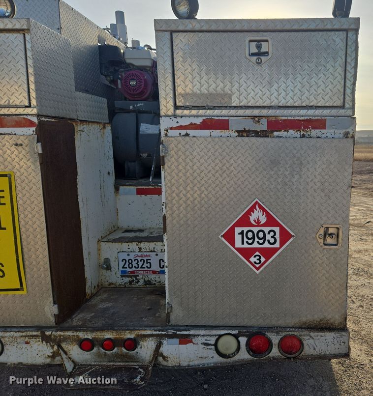 image for item ER5022 1991 International 9400 fuel / lube truck