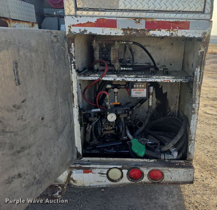 image for item ER5022 1991 International 9400 fuel / lube truck