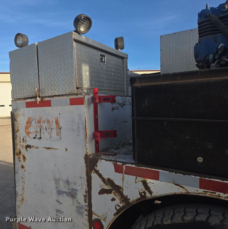 image for item ER5022 1991 International 9400 fuel / lube truck