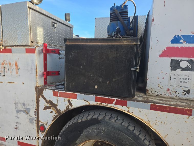 image for item ER5022 1991 International 9400 fuel / lube truck