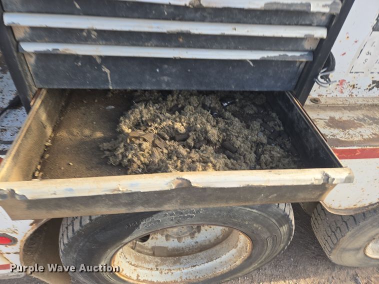 image for item ER5022 1991 International 9400 fuel / lube truck