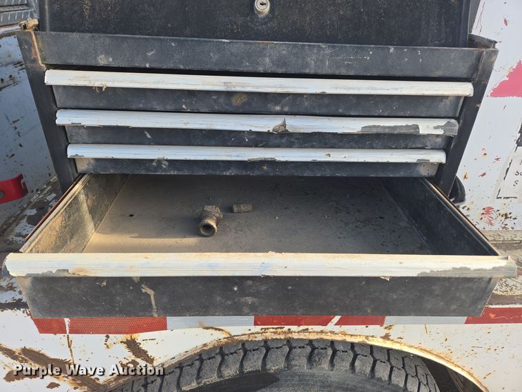 image for item ER5022 1991 International 9400 fuel / lube truck