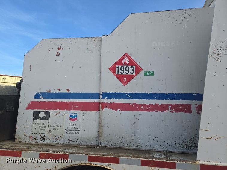 image for item ER5022 1991 International 9400 fuel / lube truck