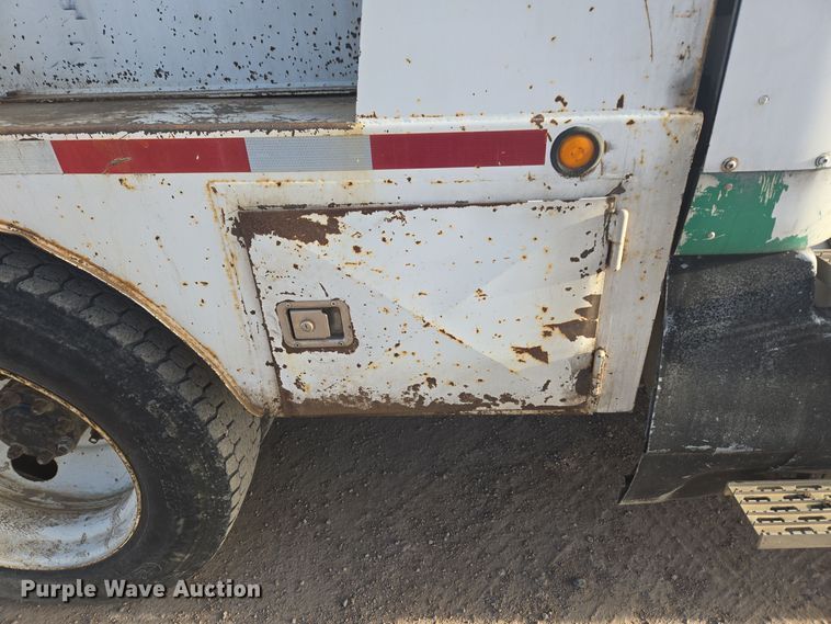 image for item ER5022 1991 International 9400 fuel / lube truck