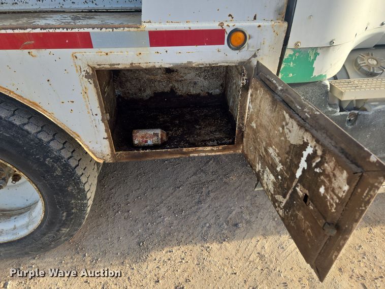 image for item ER5022 1991 International 9400 fuel / lube truck