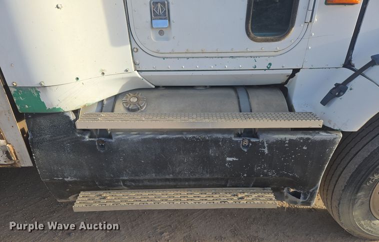 image for item ER5022 1991 International 9400 fuel / lube truck