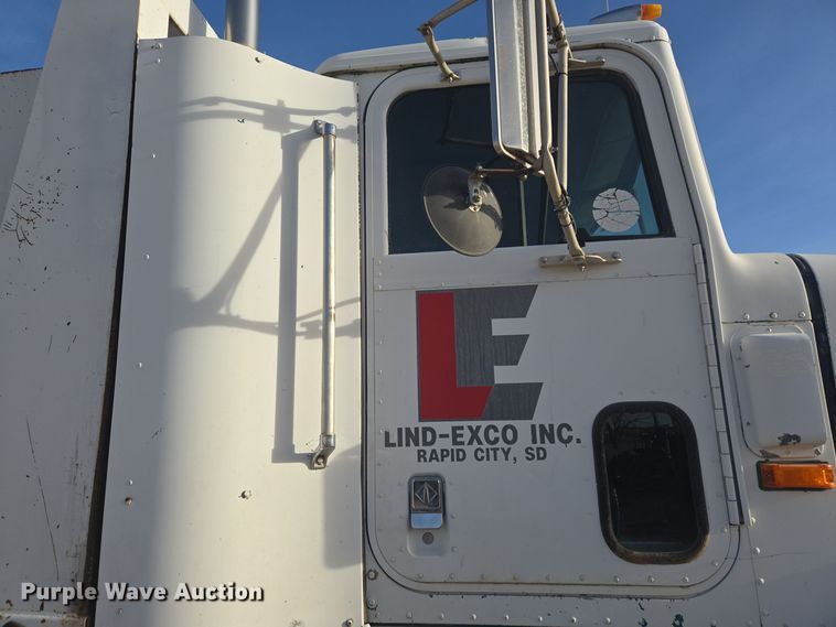 image for item ER5022 1991 International 9400 fuel / lube truck