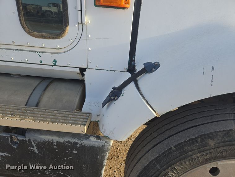 image for item ER5022 1991 International 9400 fuel / lube truck