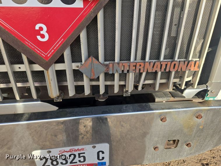 image for item ER5022 1991 International 9400 fuel / lube truck