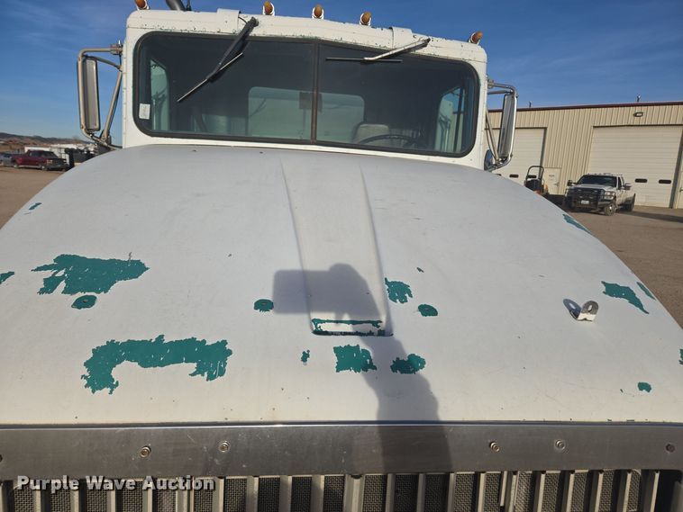 image for item ER5022 1991 International 9400 fuel / lube truck