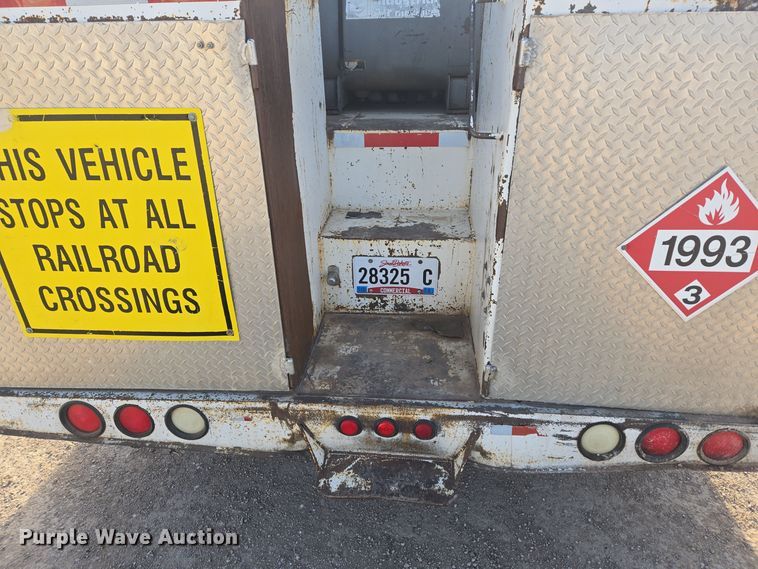 image for item ER5022 1991 International 9400 fuel / lube truck