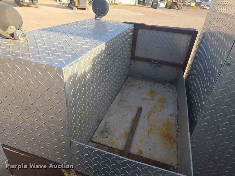 image for item ER5022 1991 International 9400 fuel / lube truck