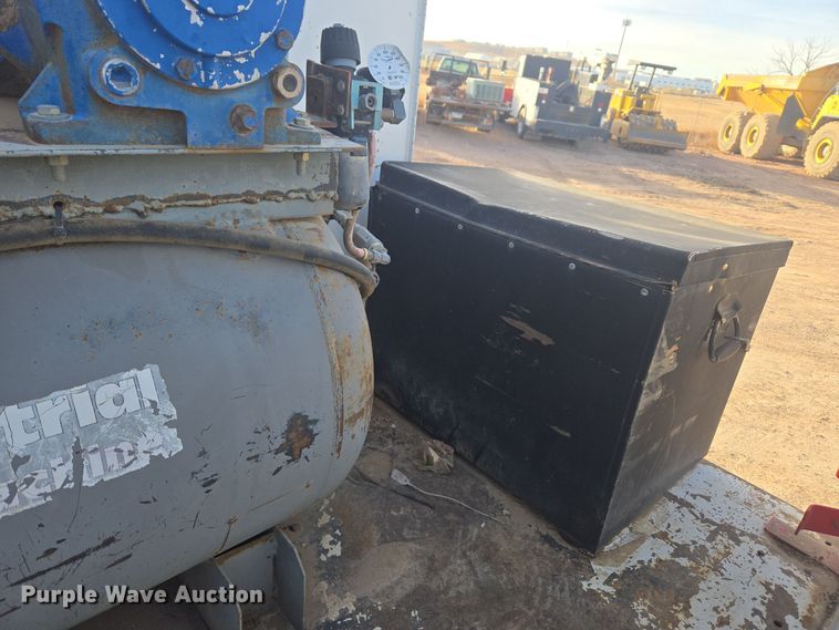 image for item ER5022 1991 International 9400 fuel / lube truck