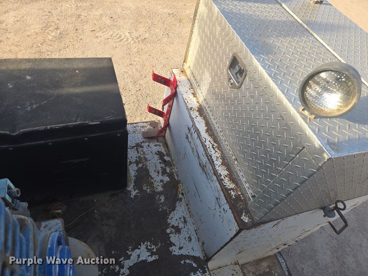 image for item ER5022 1991 International 9400 fuel / lube truck