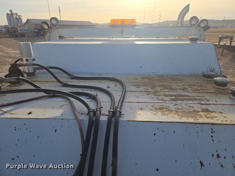 image for item ER5022 1991 International 9400 fuel / lube truck