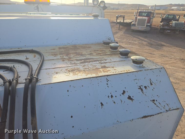 image for item ER5022 1991 International 9400 fuel / lube truck