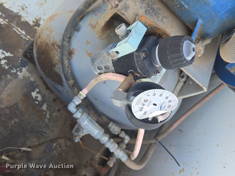 image for item ER5022 1991 International 9400 fuel / lube truck