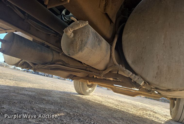 image for item ER5022 1991 International 9400 fuel / lube truck