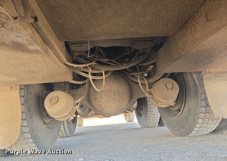 image for item ER5022 1991 International 9400 fuel / lube truck