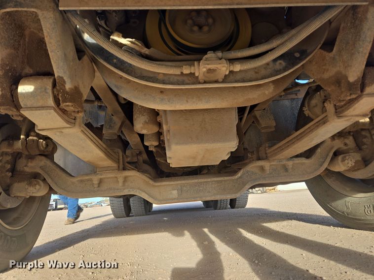 image for item ER5022 1991 International 9400 fuel / lube truck