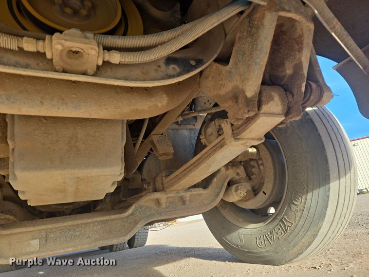 image for item ER5022 1991 International 9400 fuel / lube truck