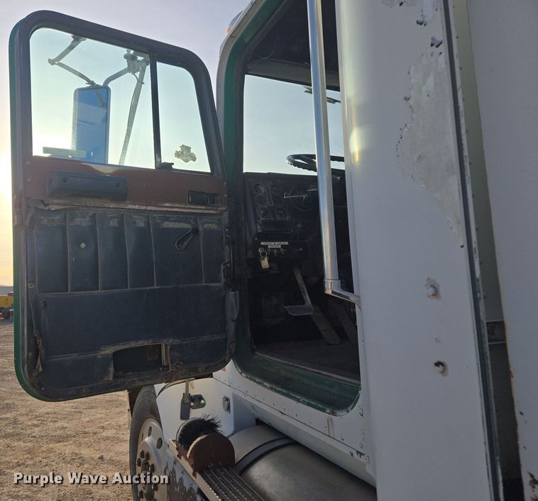 image for item ER5022 1991 International 9400 fuel / lube truck