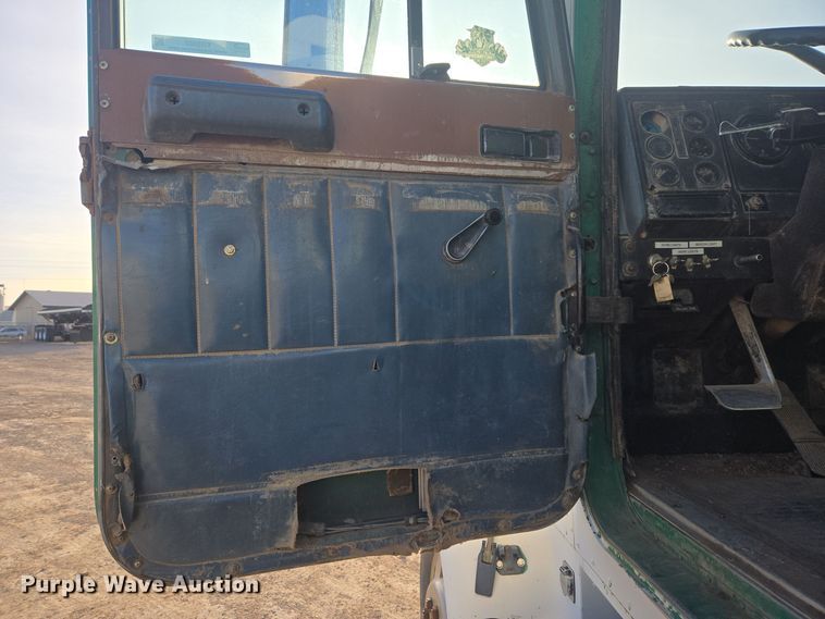 image for item ER5022 1991 International 9400 fuel / lube truck