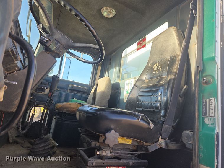 image for item ER5022 1991 International 9400 fuel / lube truck