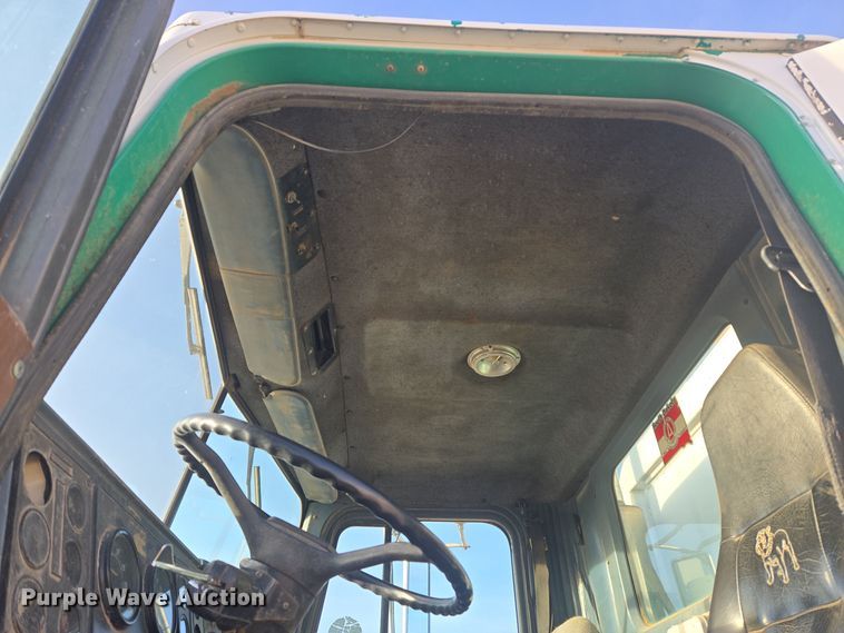 image for item ER5022 1991 International 9400 fuel / lube truck