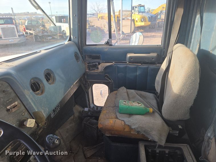 image for item ER5022 1991 International 9400 fuel / lube truck