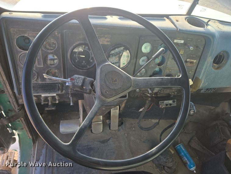 image for item ER5022 1991 International 9400 fuel / lube truck