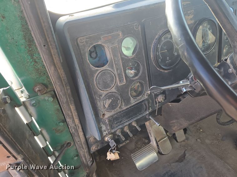 image for item ER5022 1991 International 9400 fuel / lube truck