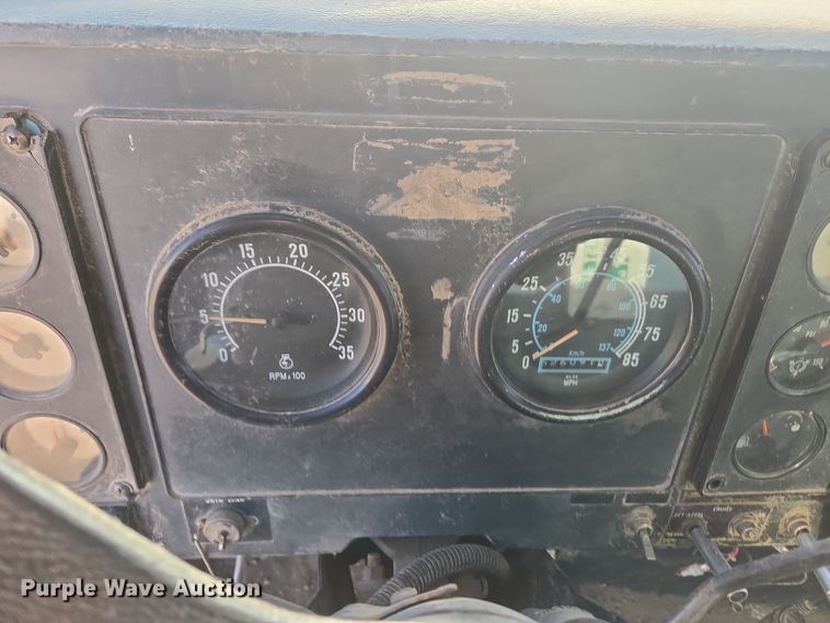 image for item ER5022 1991 International 9400 fuel / lube truck