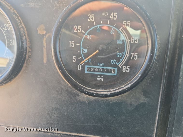 image for item ER5022 1991 International 9400 fuel / lube truck