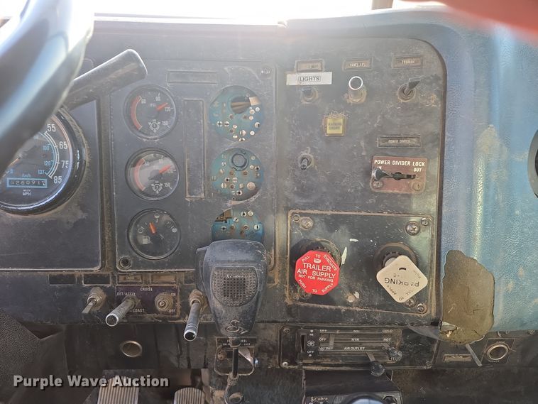 image for item ER5022 1991 International 9400 fuel / lube truck