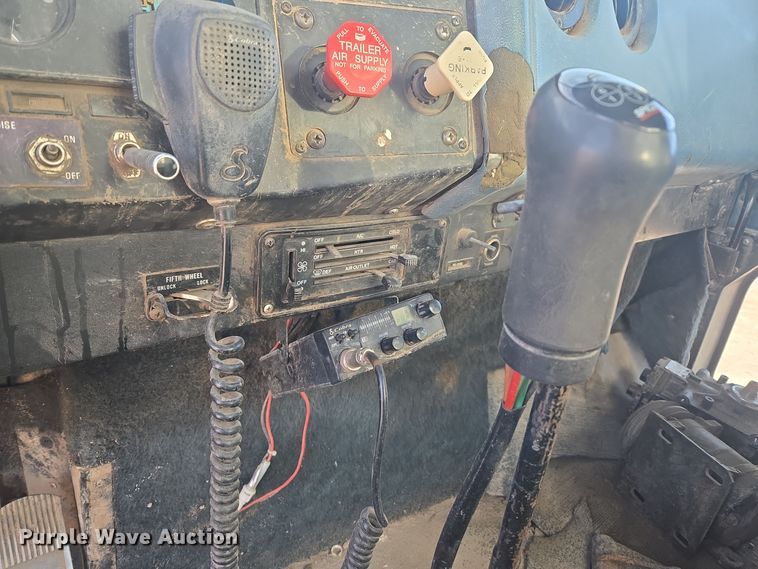 image for item ER5022 1991 International 9400 fuel / lube truck