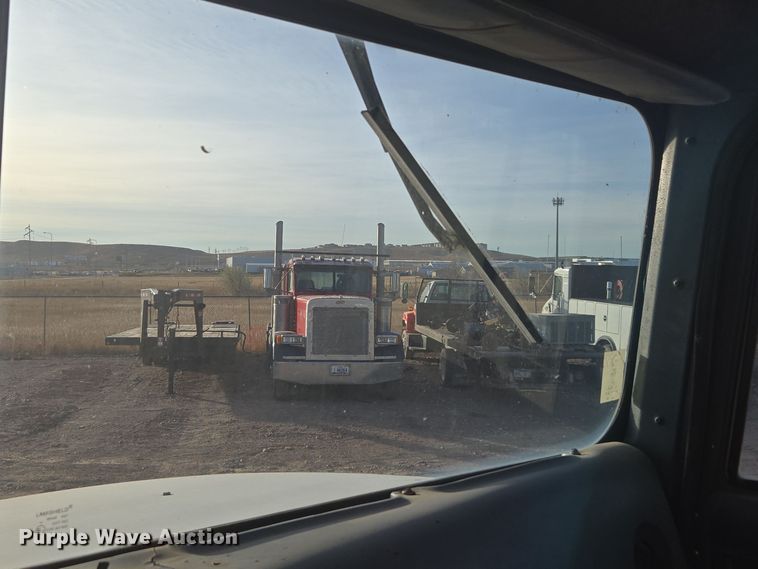 image for item ER5022 1991 International 9400 fuel / lube truck