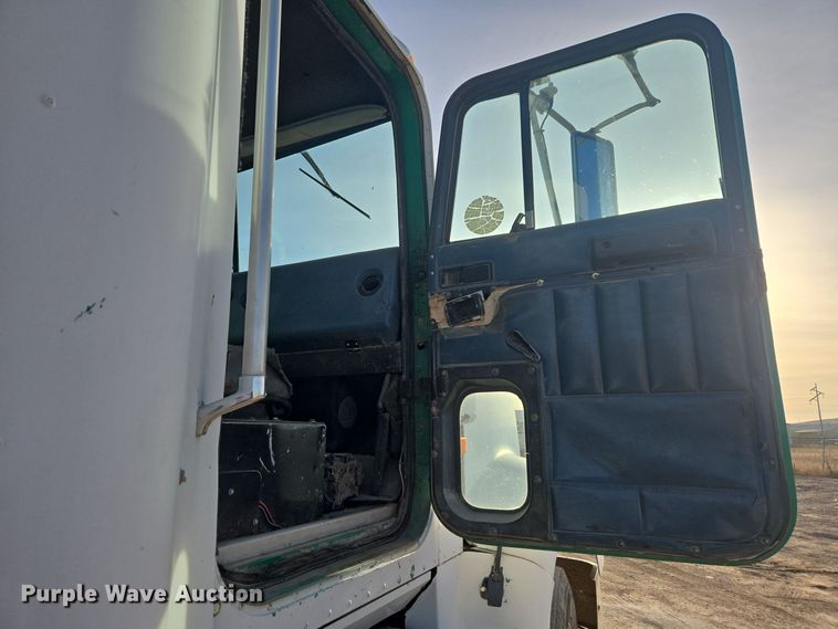 image for item ER5022 1991 International 9400 fuel / lube truck