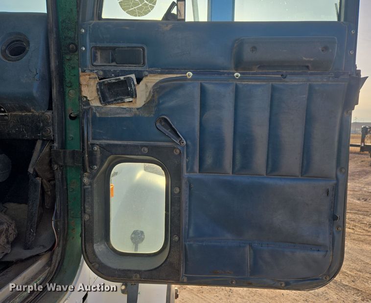 image for item ER5022 1991 International 9400 fuel / lube truck