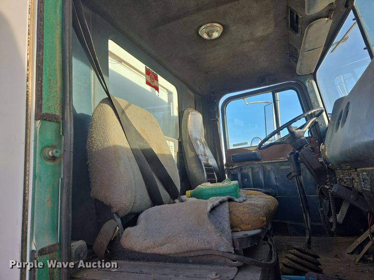 image for item ER5022 1991 International 9400 fuel / lube truck