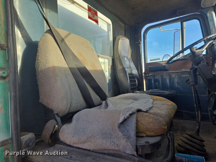 image for item ER5022 1991 International 9400 fuel / lube truck