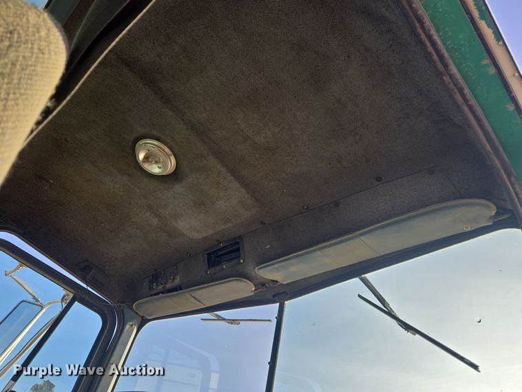 image for item ER5022 1991 International 9400 fuel / lube truck