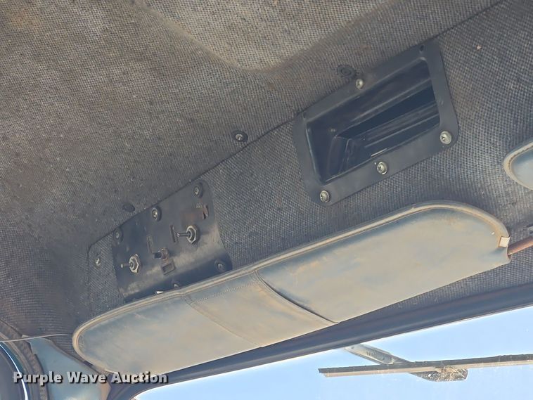 image for item ER5022 1991 International 9400 fuel / lube truck