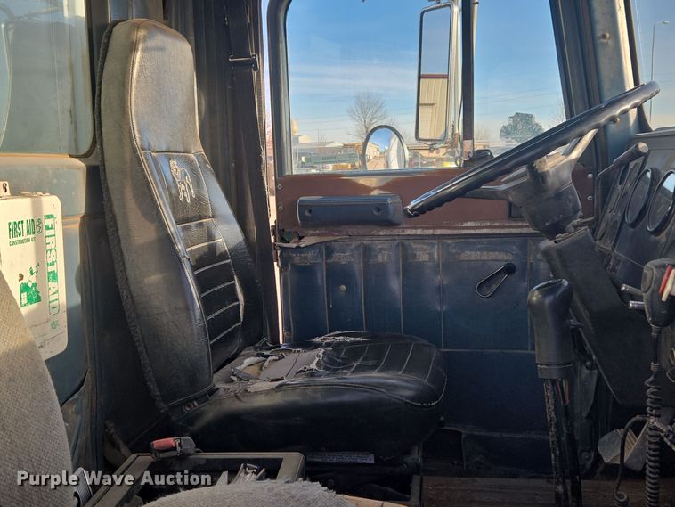 image for item ER5022 1991 International 9400 fuel / lube truck