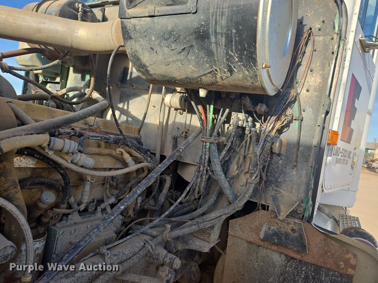 image for item ER5022 1991 International 9400 fuel / lube truck