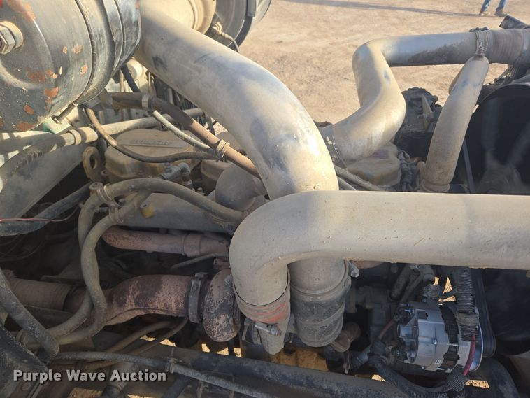 image for item ER5022 1991 International 9400 fuel / lube truck