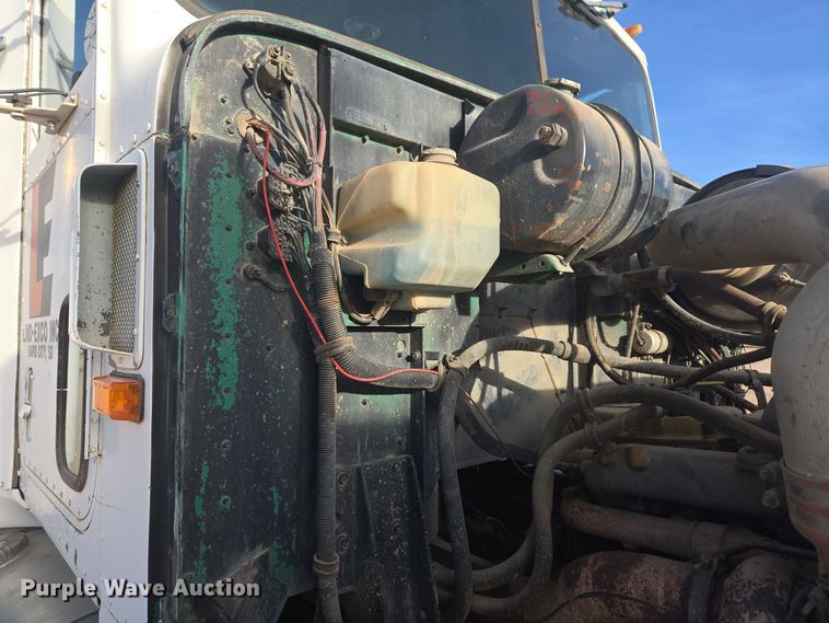 image for item ER5022 1991 International 9400 fuel / lube truck