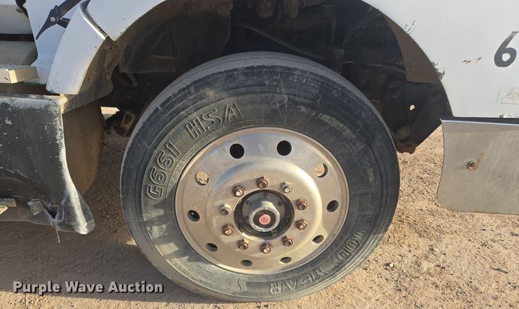 image for item ER5022 1991 International 9400 fuel / lube truck